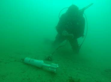 mergulhadores marinha inativam engenhos explosivos
